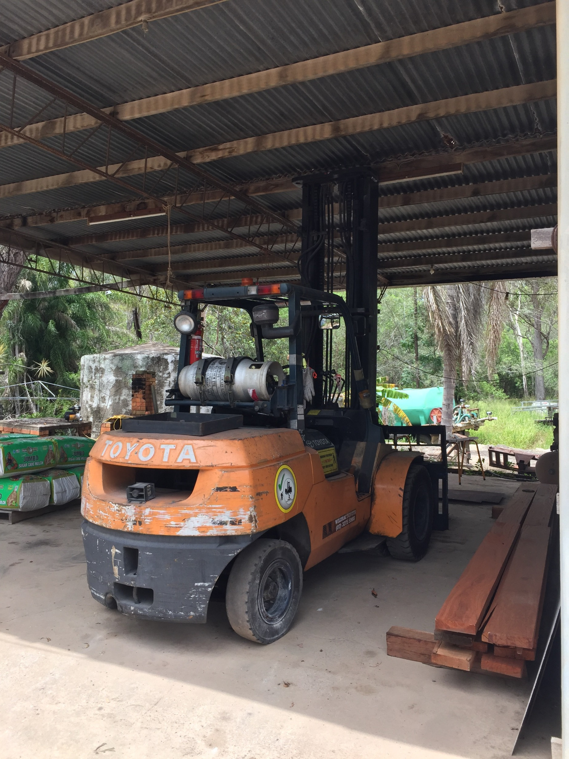 2000 TOYOTA FDT25 FORKLIFT