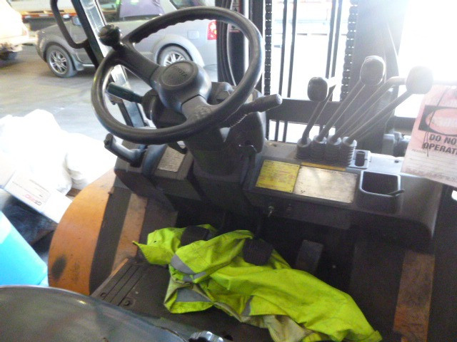 2000 TOYOTA FDT25 FORKLIFT