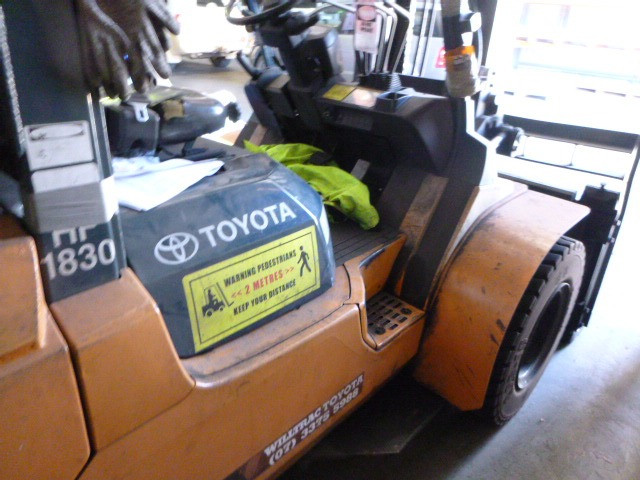 2000 TOYOTA FDT25 FORKLIFT