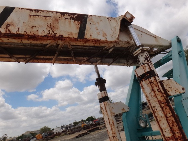 CHAMBERLAIN TC36 SERIES CRANE TRACTOR 2WD
