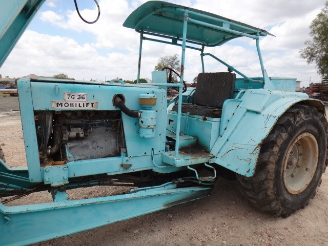 CHAMBERLAIN TC36 SERIES CRANE TRACTOR 2WD