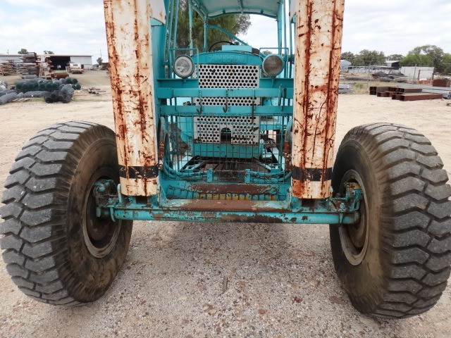 CHAMBERLAIN TC36 SERIES CRANE TRACTOR 2WD