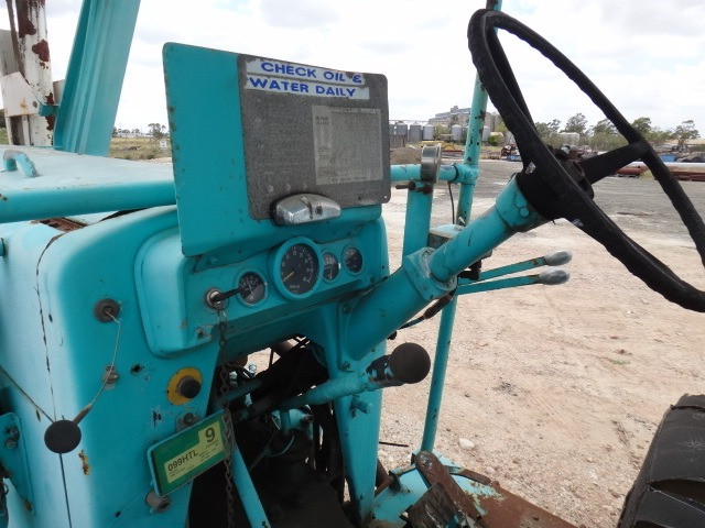 CHAMBERLAIN TC36 SERIES CRANE TRACTOR 2WD