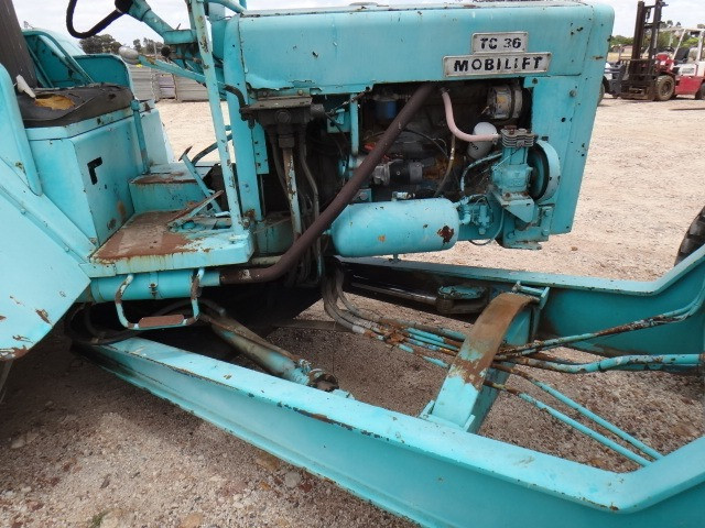 CHAMBERLAIN TC36 SERIES CRANE TRACTOR 2WD