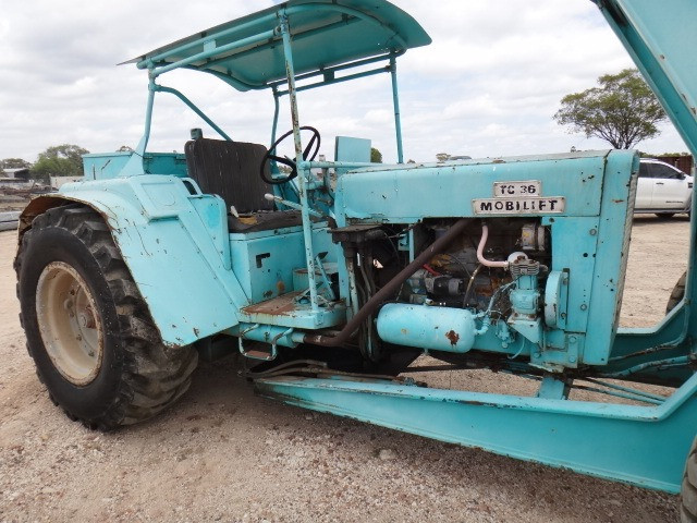 CHAMBERLAIN TC36 SERIES CRANE TRACTOR 2WD