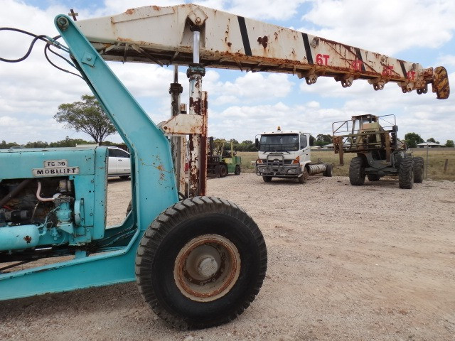 CHAMBERLAIN TC36 SERIES CRANE TRACTOR 2WD