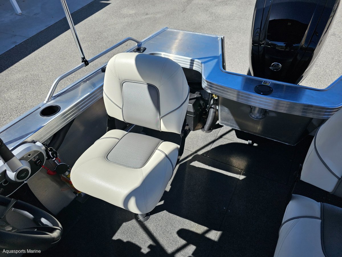 2024 QUINTREX 460 RENEGADE SIDE CONSOLE