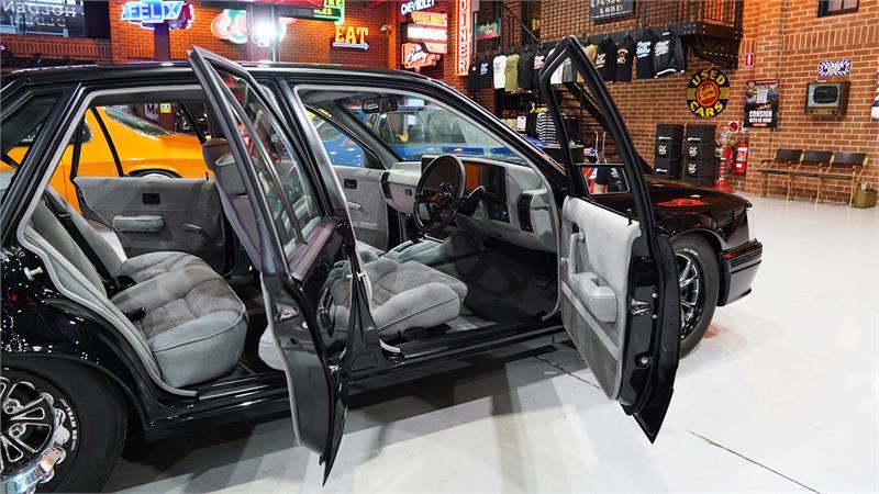 1985 HOLDEN COMMODORE VK AUTOMATIC SEDAN