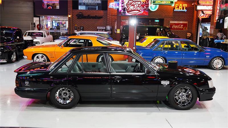 1985 HOLDEN COMMODORE VK AUTOMATIC SEDAN