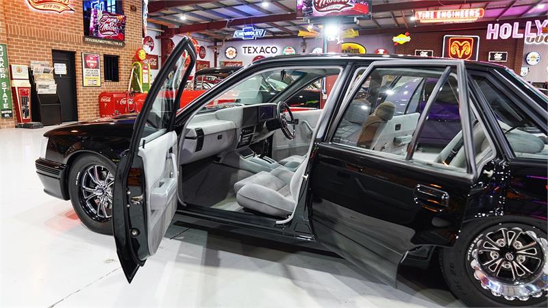1985 HOLDEN COMMODORE VK AUTOMATIC SEDAN