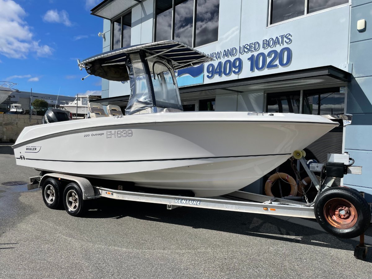 2010 BOSTON WHALER 220 OUTRAGE