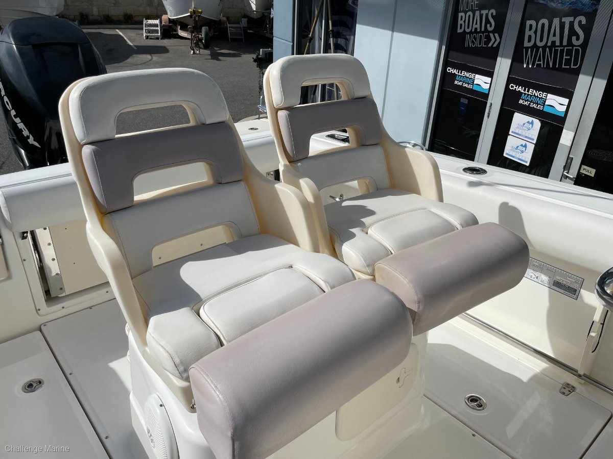 2010 BOSTON WHALER 220 OUTRAGE