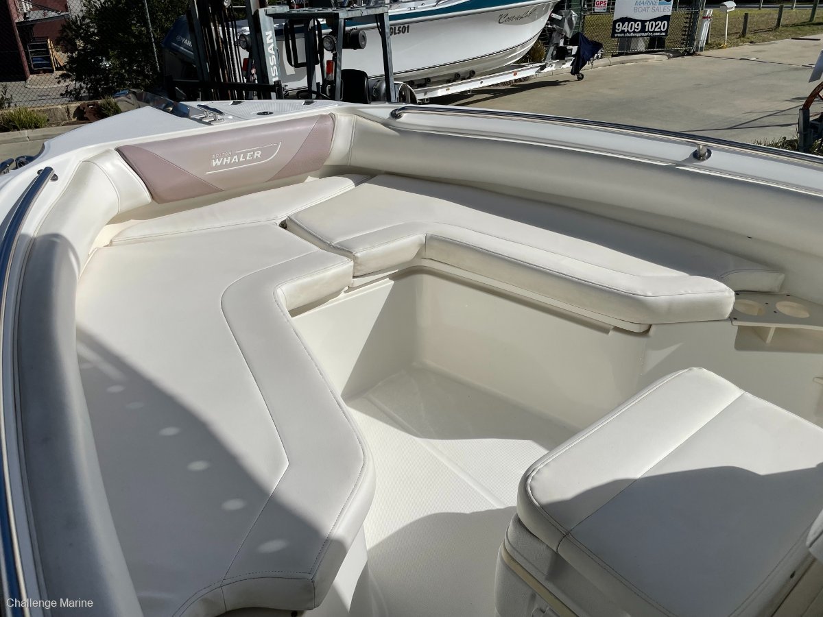 2010 BOSTON WHALER 220 OUTRAGE