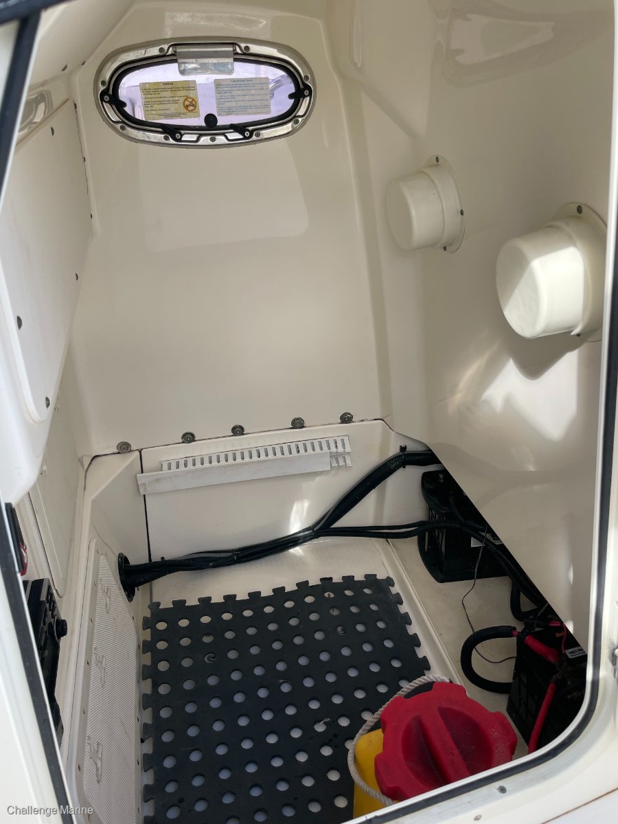 2010 BOSTON WHALER 220 OUTRAGE