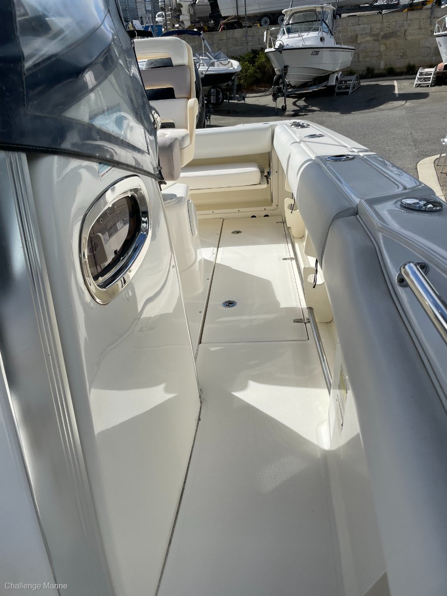 2010 BOSTON WHALER 220 OUTRAGE