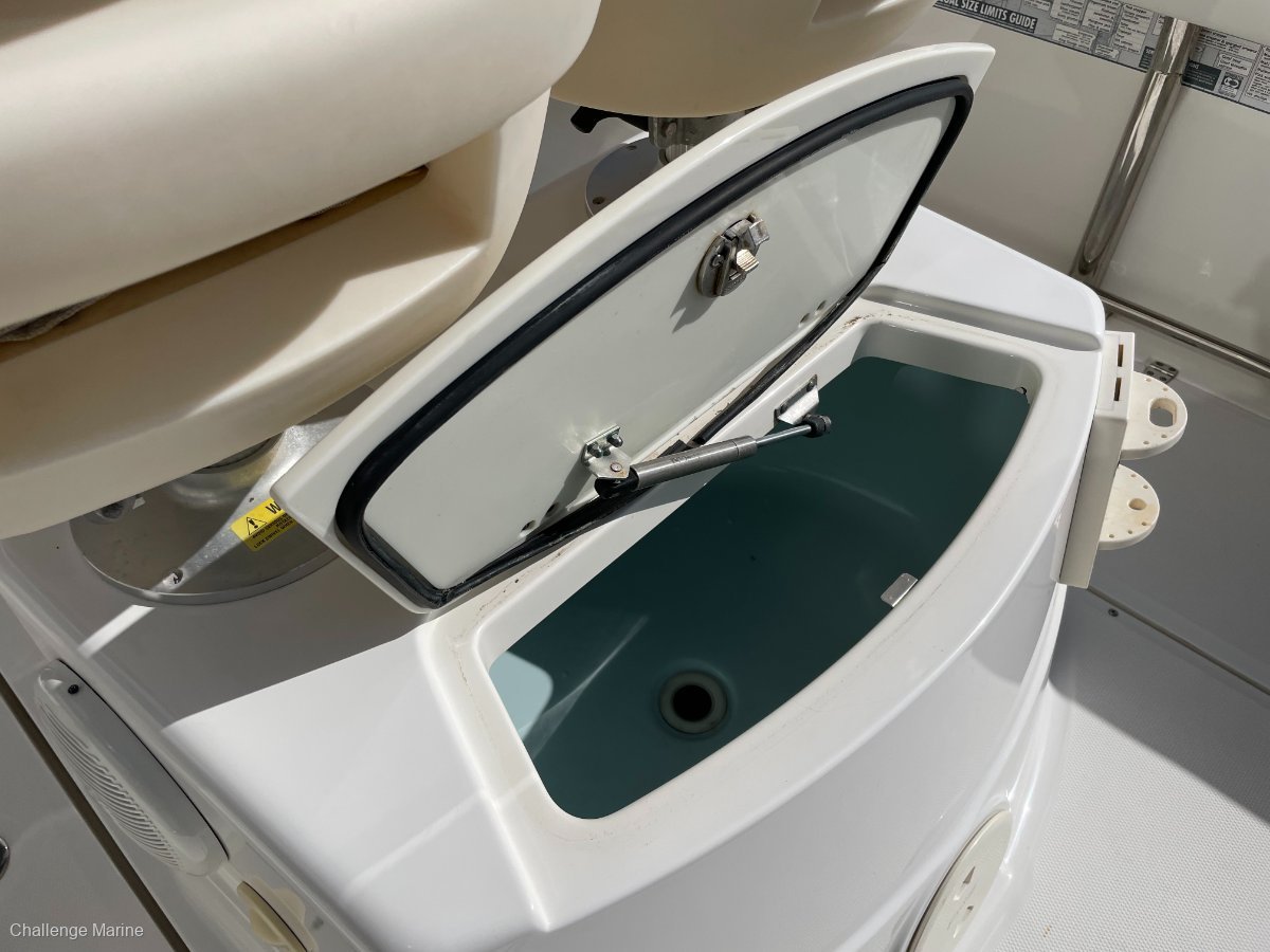 2010 BOSTON WHALER 220 OUTRAGE