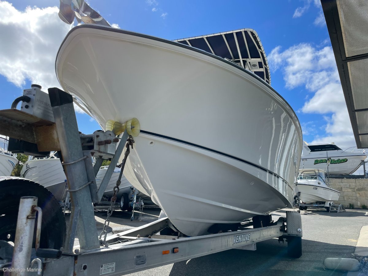 2010 BOSTON WHALER 220 OUTRAGE