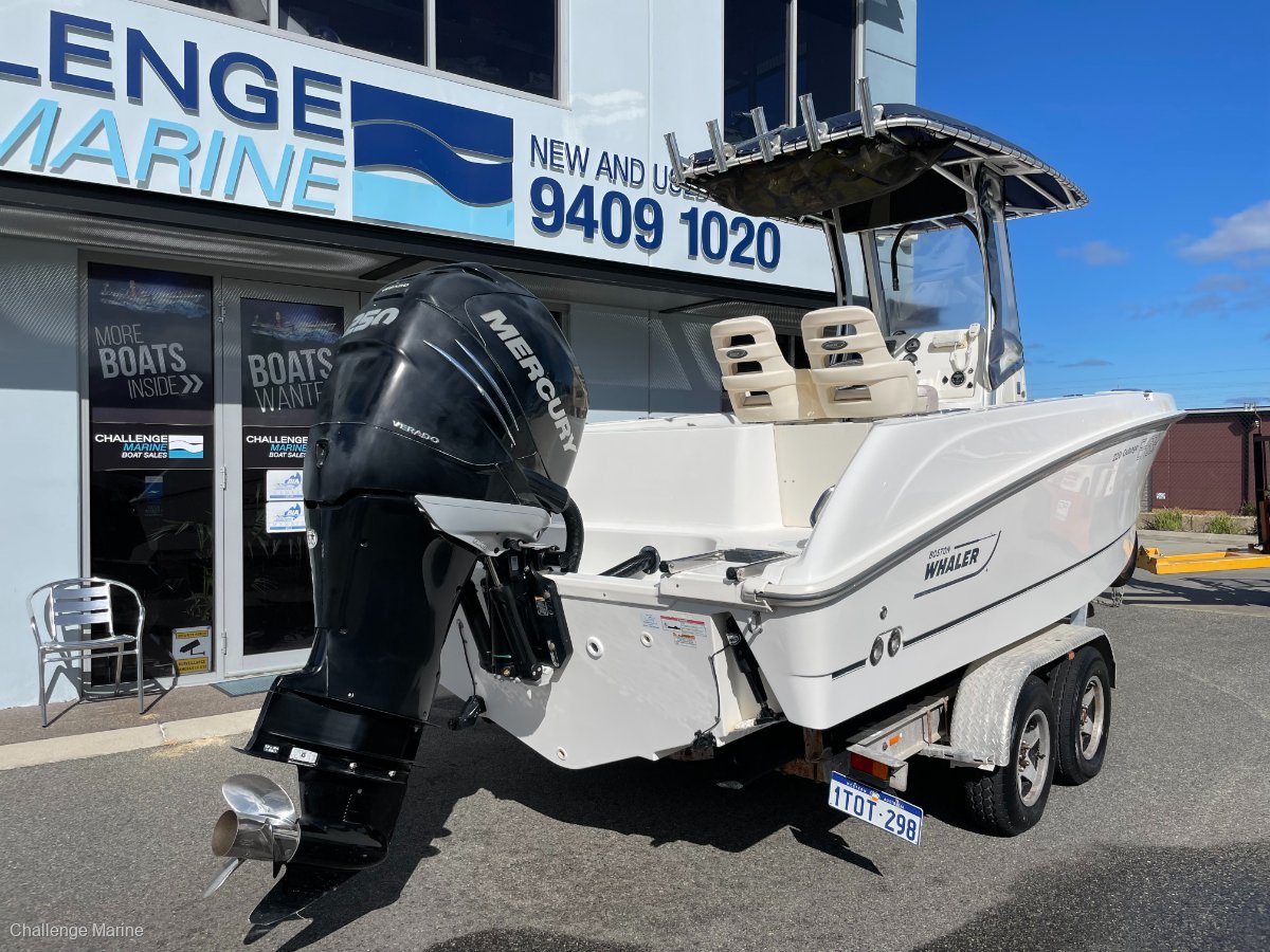 2010 BOSTON WHALER 220 OUTRAGE