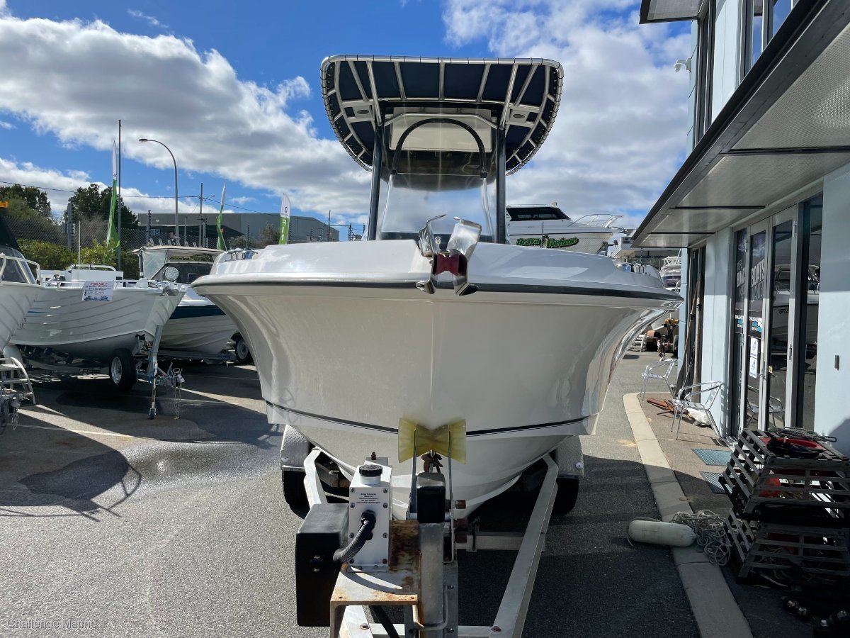 2010 BOSTON WHALER 220 OUTRAGE