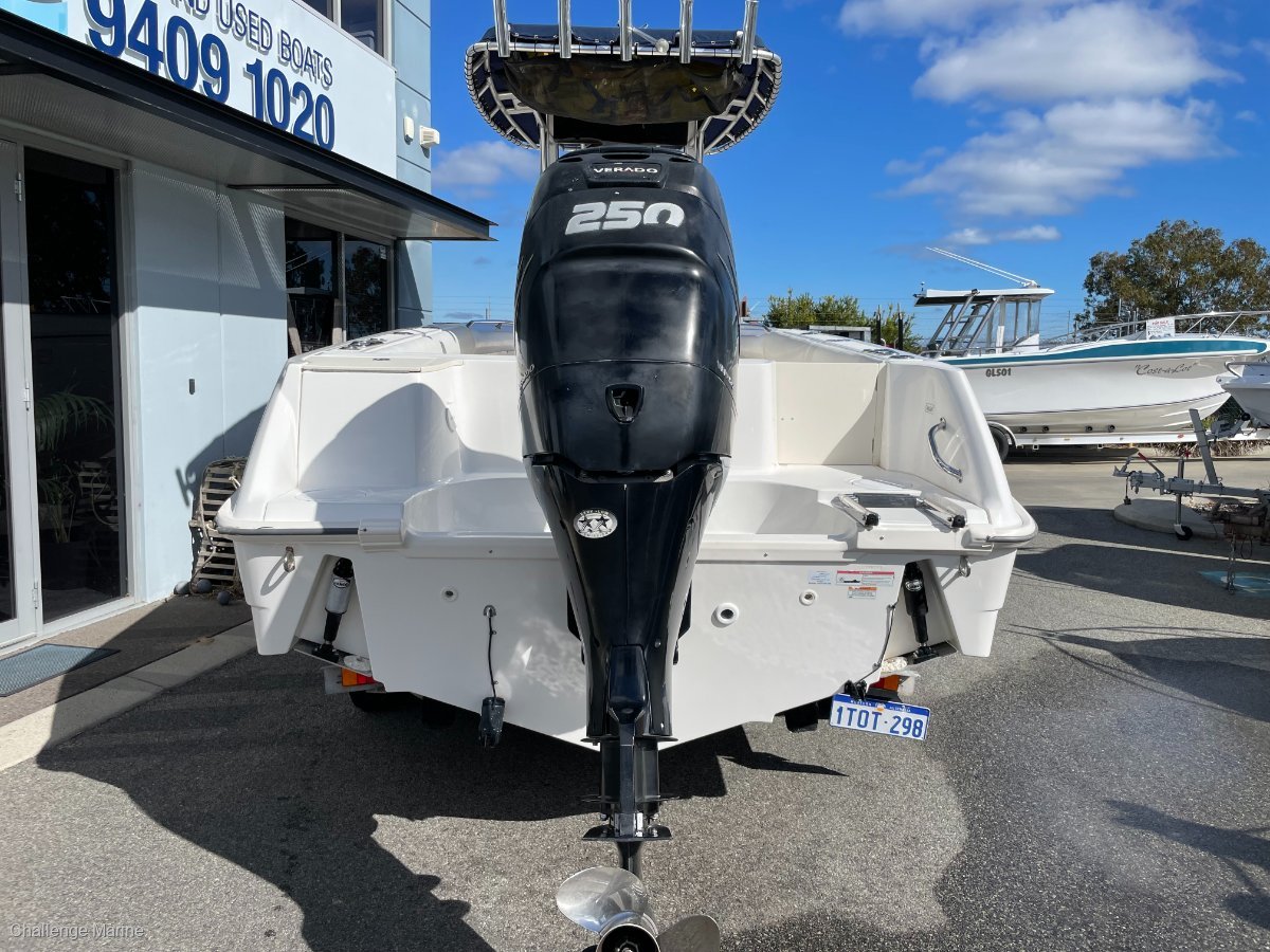 2010 BOSTON WHALER 220 OUTRAGE