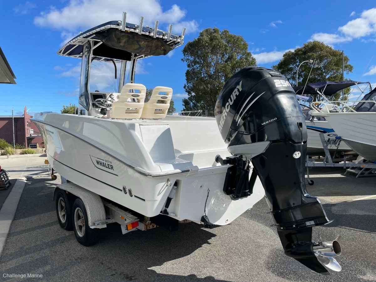 2010 BOSTON WHALER 220 OUTRAGE