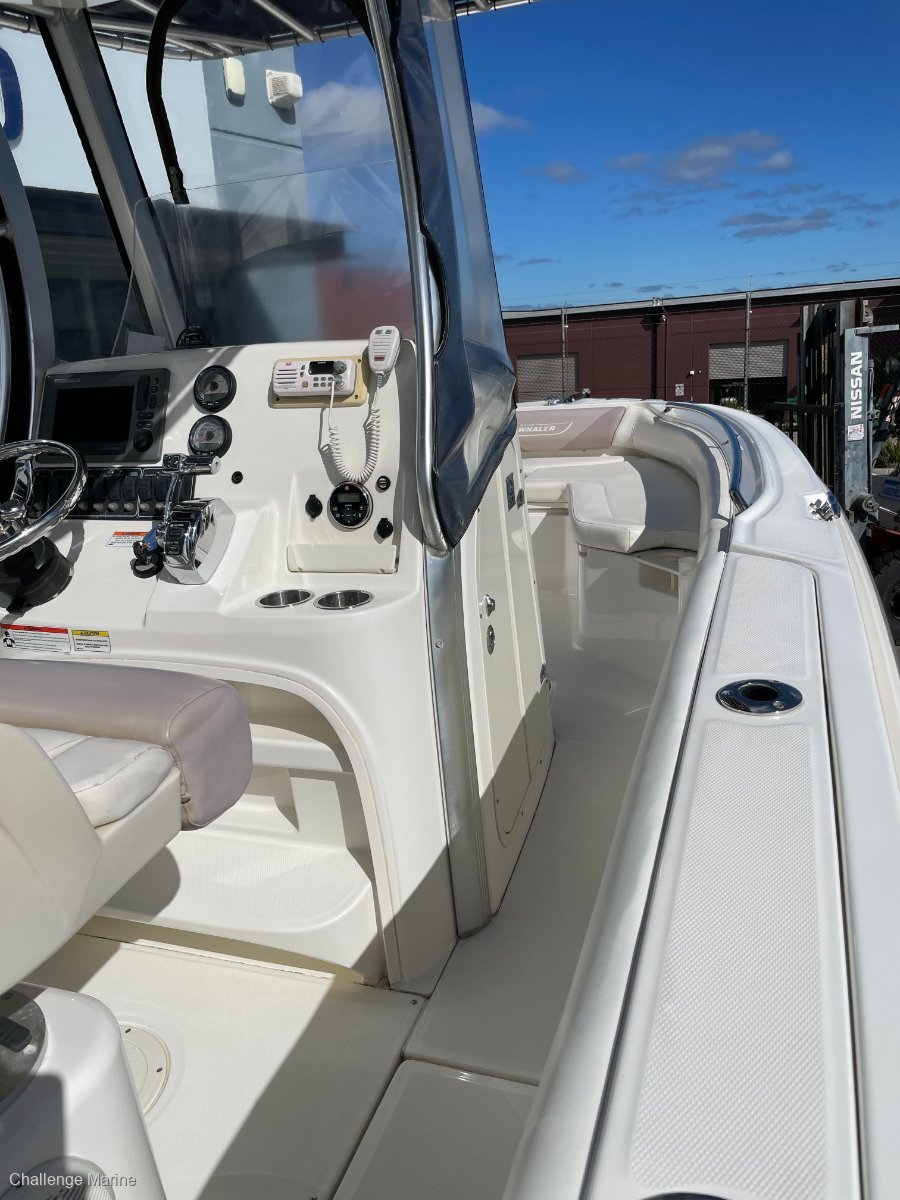2010 BOSTON WHALER 220 OUTRAGE