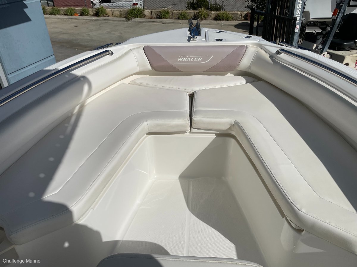 2010 BOSTON WHALER 220 OUTRAGE