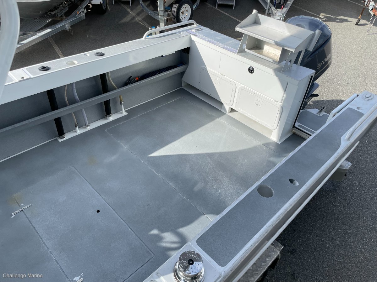 2018 GENESIS 730XL CUDDY CABIN