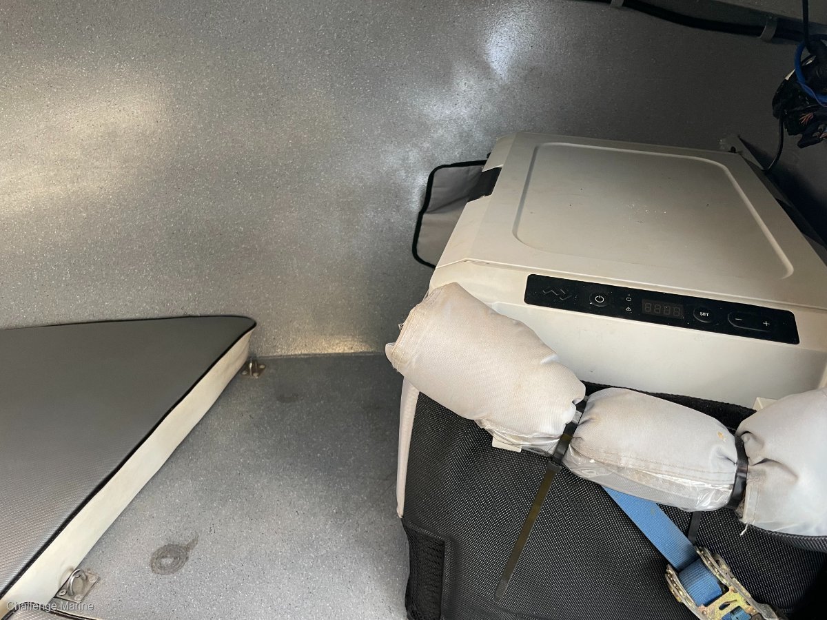 2018 GENESIS 730XL CUDDY CABIN
