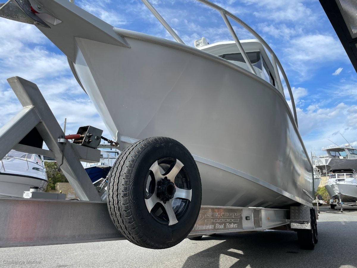 2018 GENESIS 730XL CUDDY CABIN