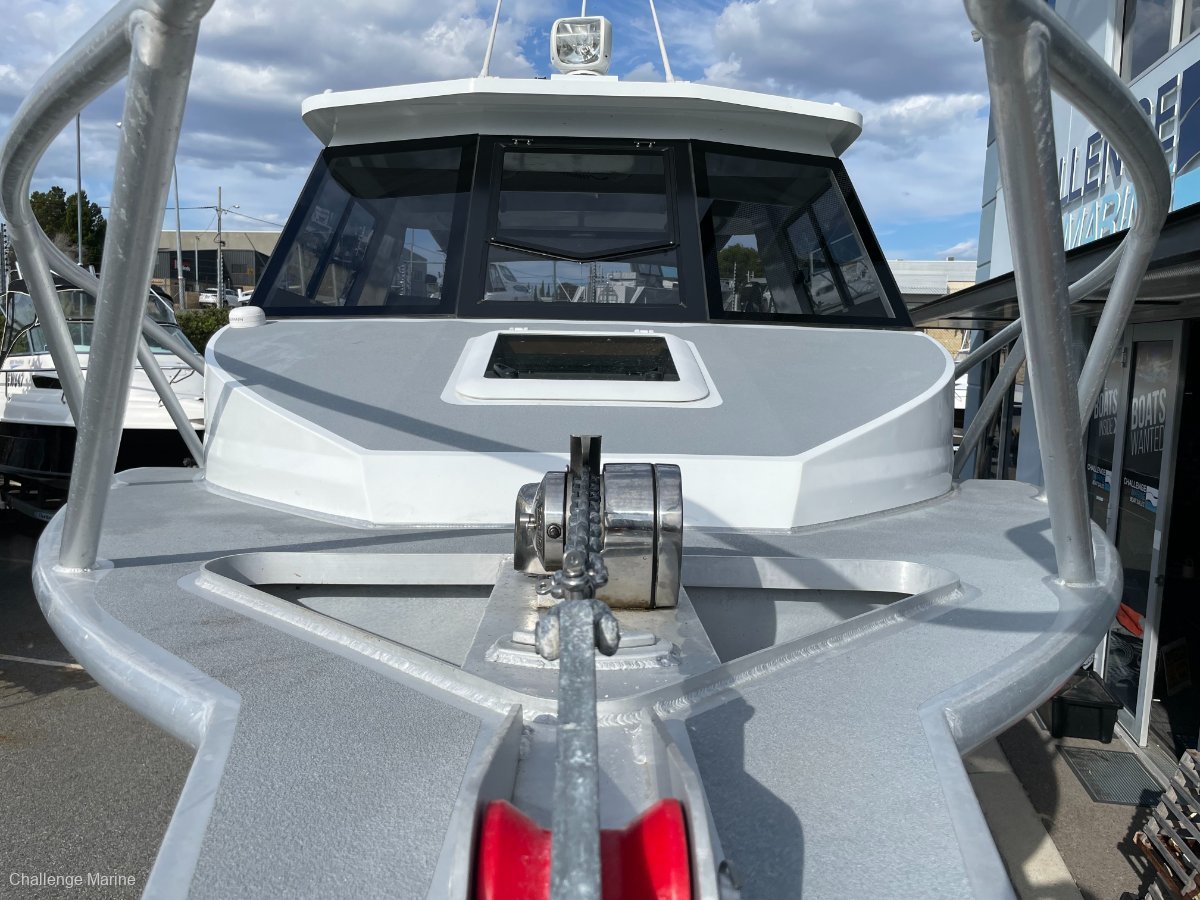 2018 GENESIS 730XL CUDDY CABIN
