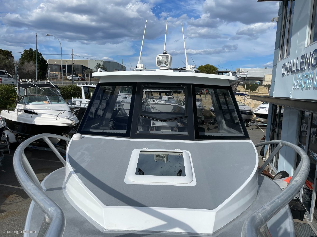 2018 GENESIS 730XL CUDDY CABIN