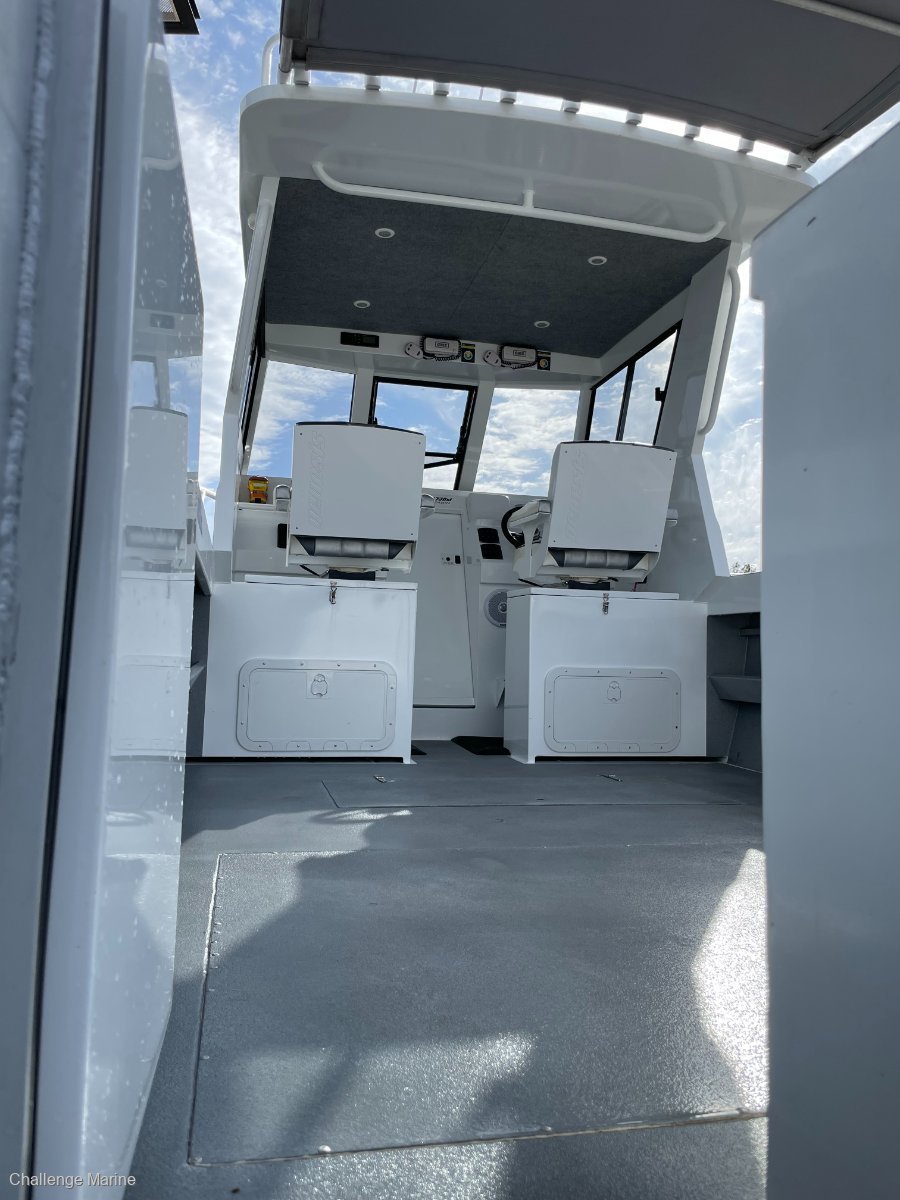2018 GENESIS 730XL CUDDY CABIN