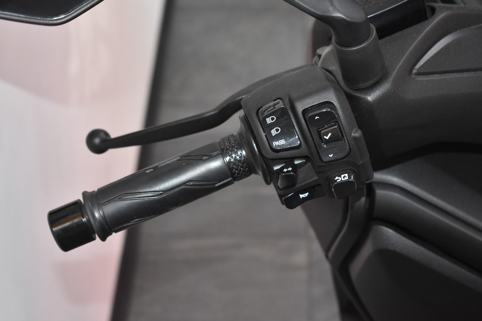 2024 YAMAHA XMAX 300 V2 (CZD300A2) SCOOTER