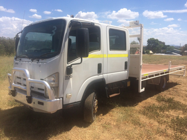 2010 ISUZU NPR NH 300 CREW 6 SP MANUAL C/CHAS
