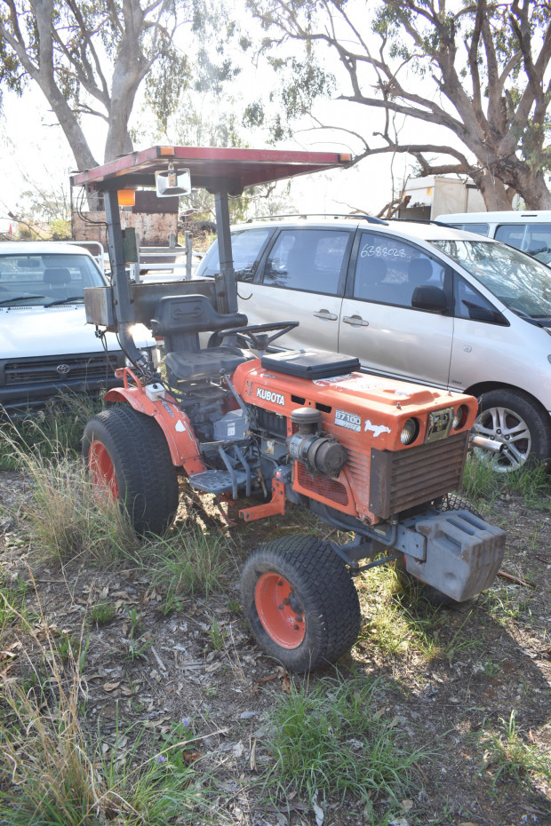 1996 KUBOTA B7100 2WD TRACTOR