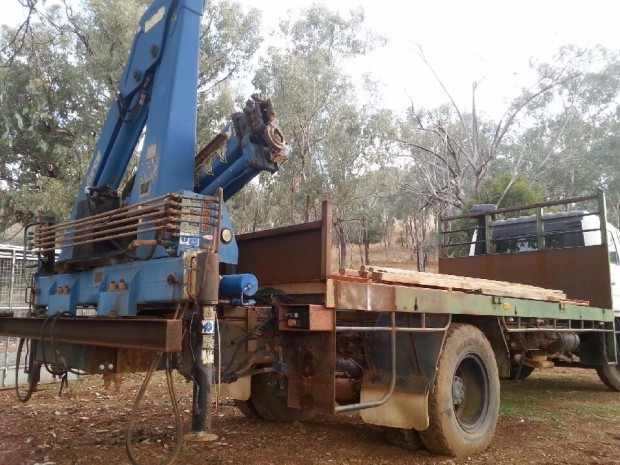 2000 MITSUBISHI FIGHTER FM 600 CRANE TRUCK