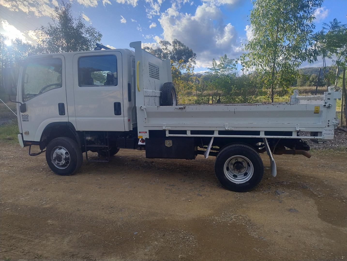 2011 ISUZU N SERIES NPS 250/300 DUAL CAB C/CHAS