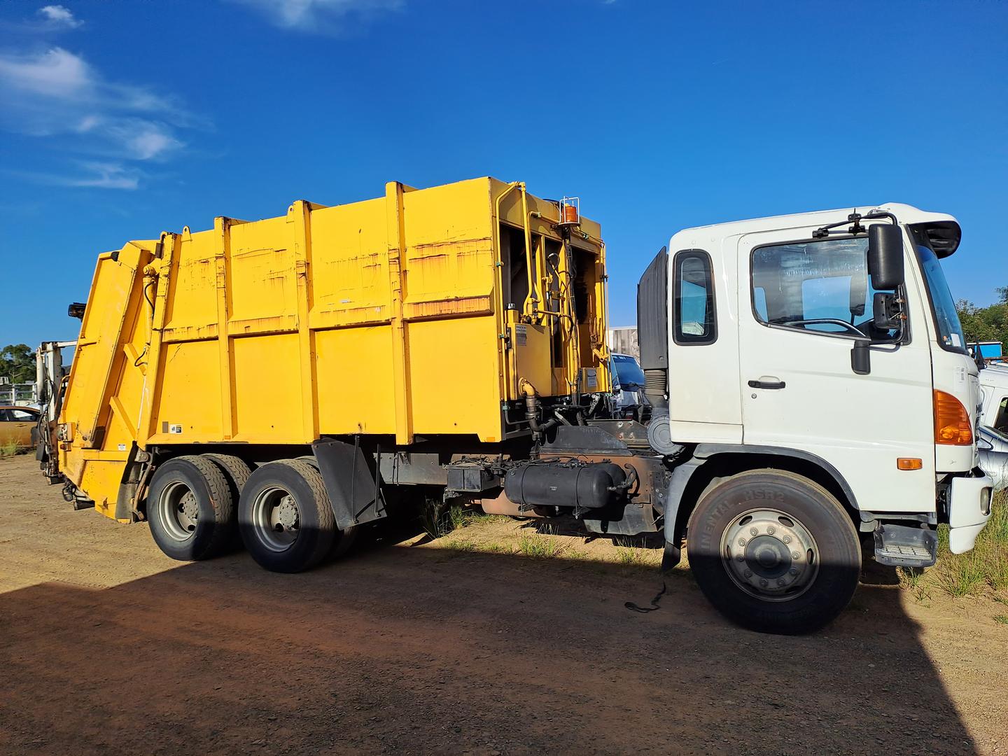 2010 HINO FM 6X4 REAR LOAD GARBAGE COMPACTOR