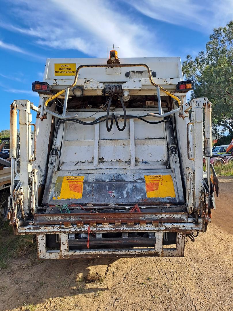2010 HINO FM 6X4 REAR LOAD GARBAGE COMPACTOR