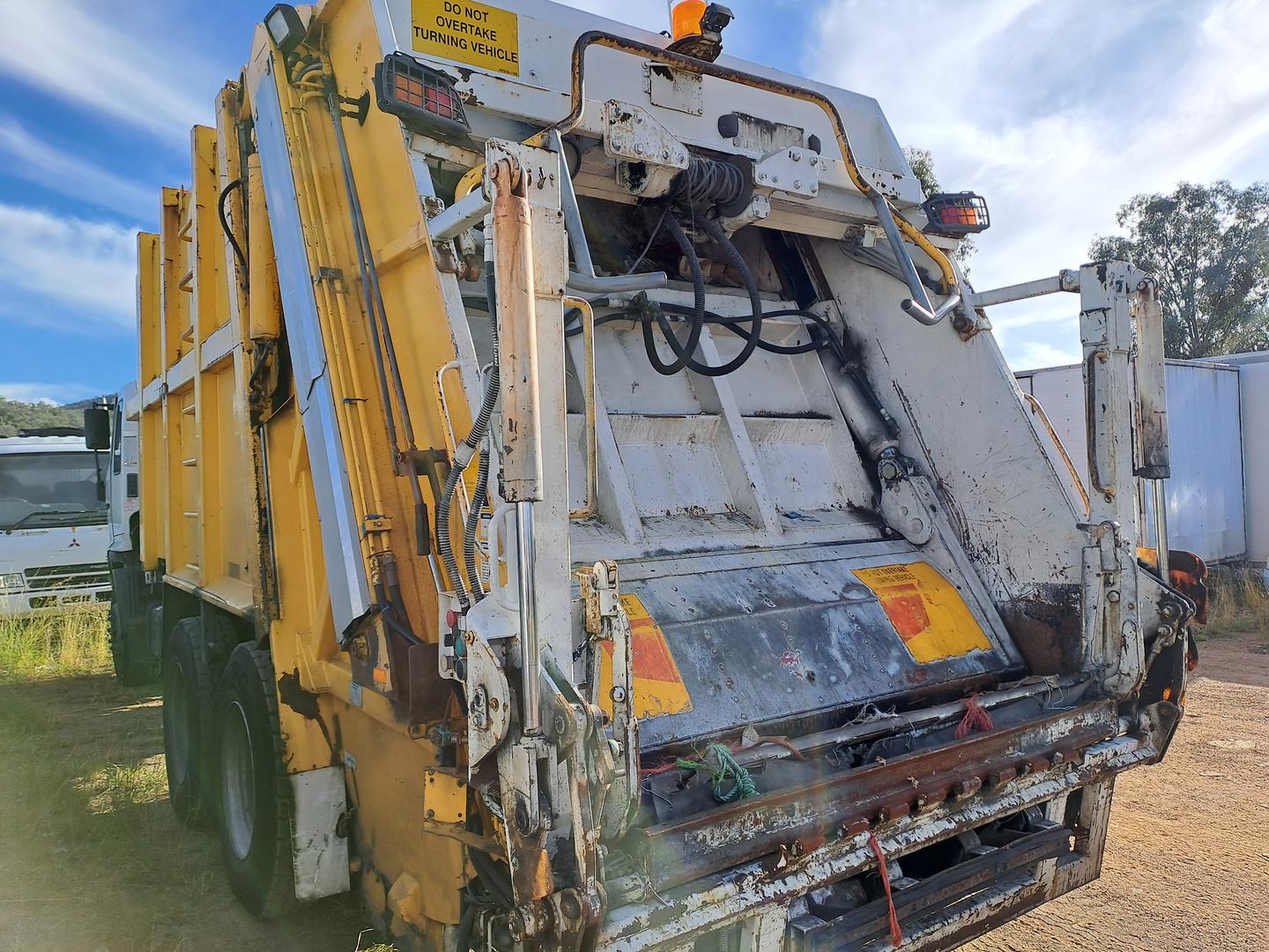2010 HINO FM 6X4 REAR LOAD GARBAGE COMPACTOR