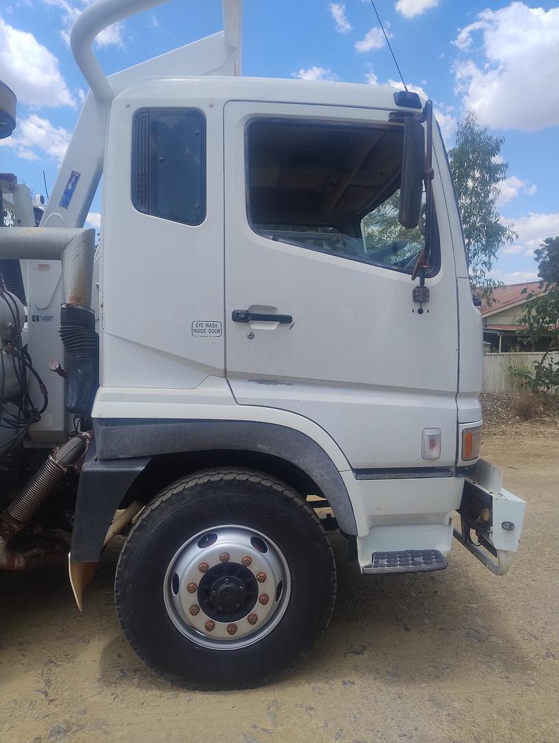 2010 MITSUBISHI FS 8X4 FS52JS CAB CHASSIS