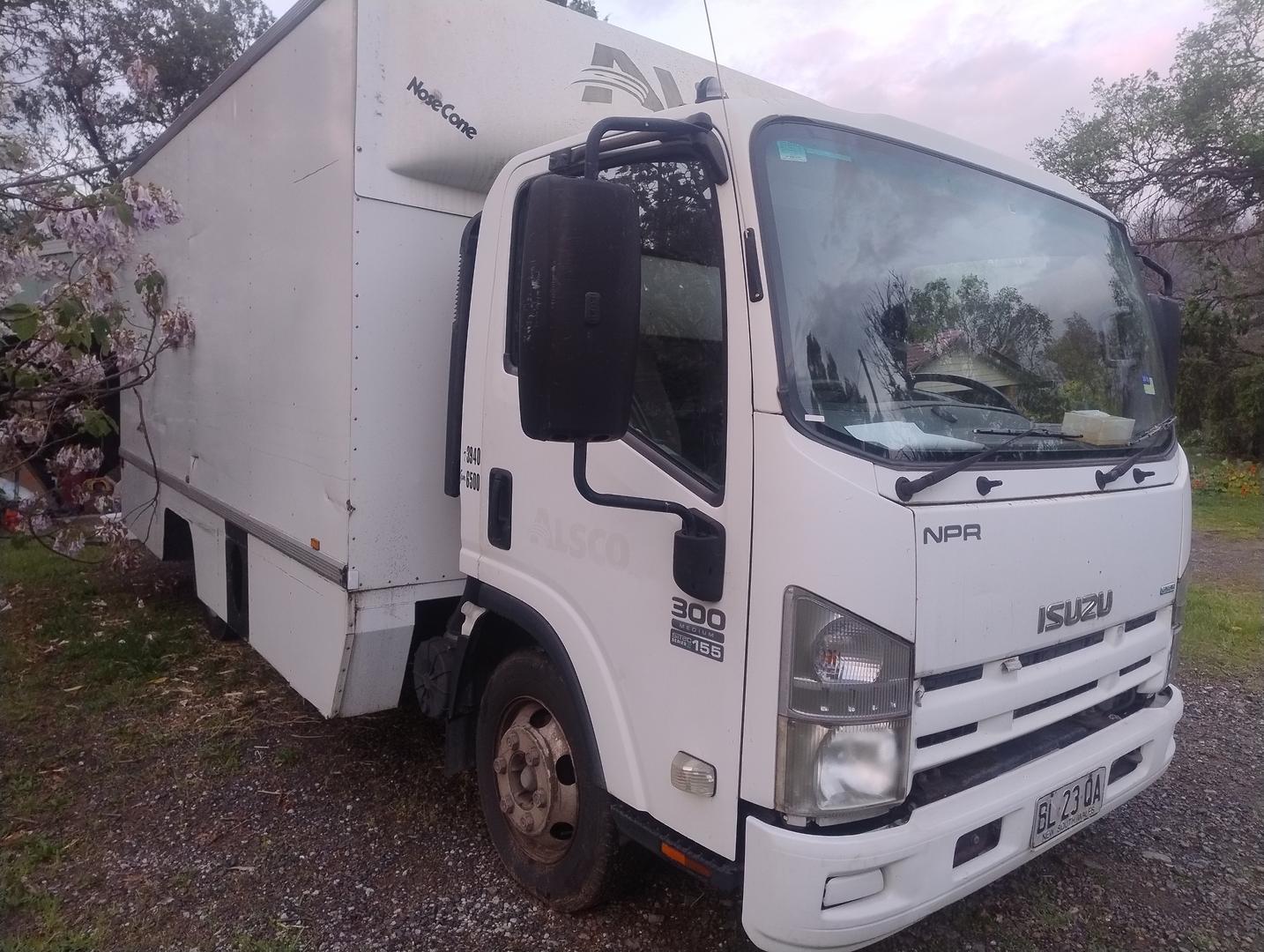 2011 ISUZU NPR NH 300 MEDIUM 6 SP MANUAL C/CHAS