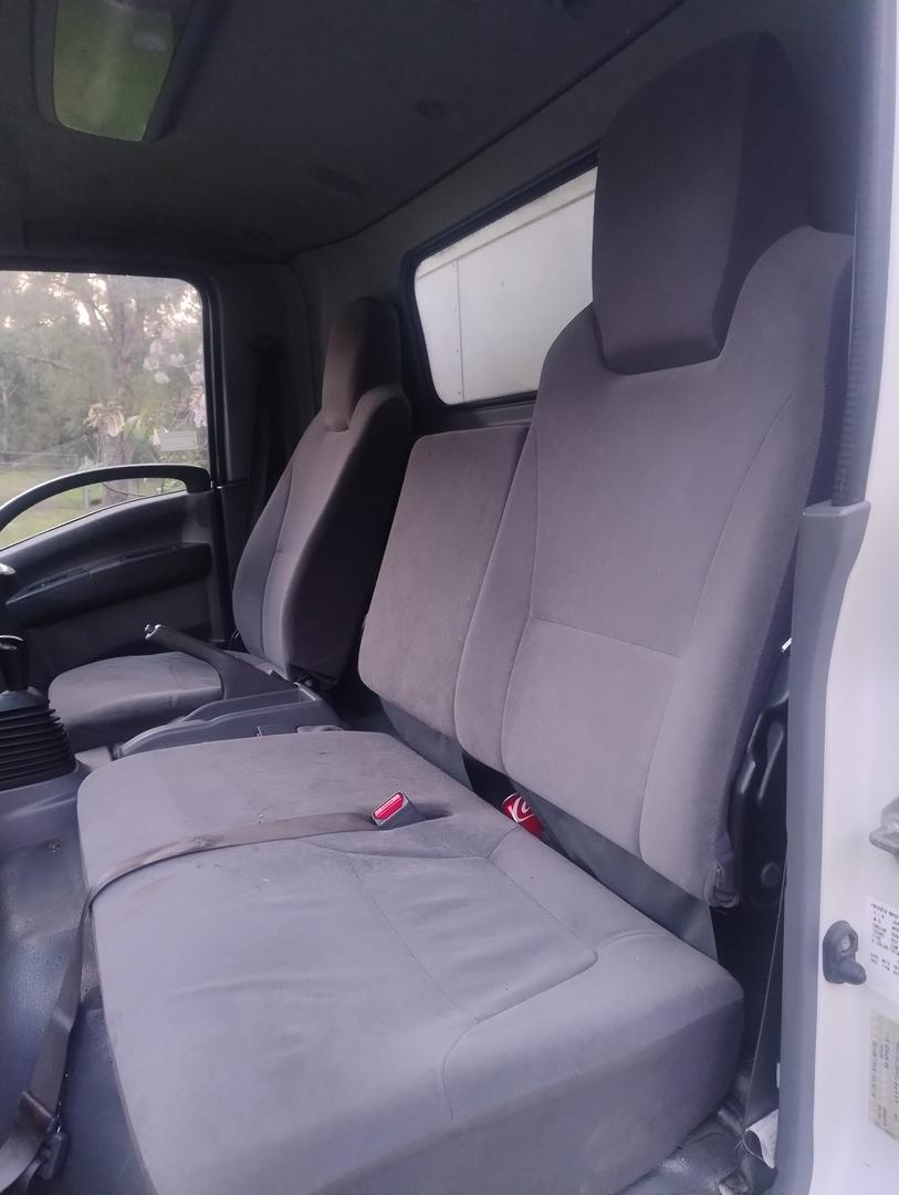2011 ISUZU NPR NH 300 MEDIUM 6 SP MANUAL C/CHAS