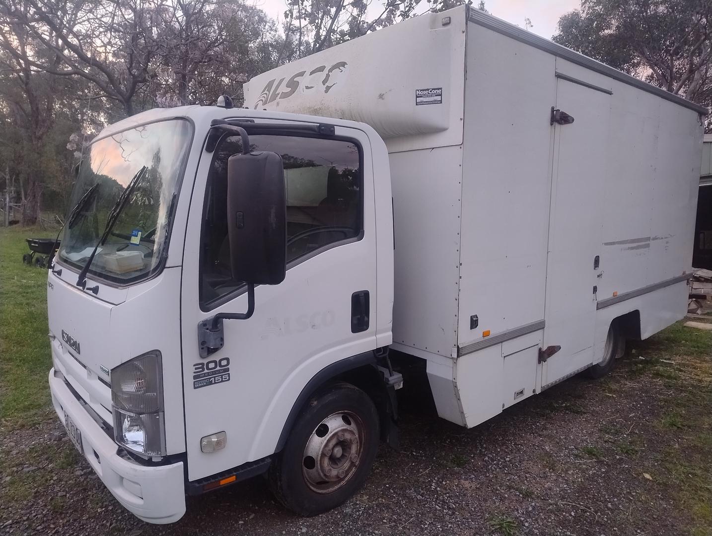 2011 ISUZU NPR NH 300 MEDIUM 6 SP MANUAL C/CHAS