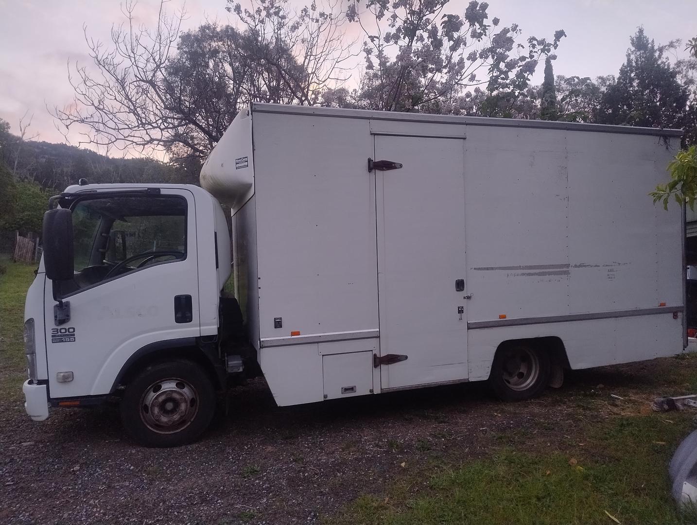 2011 ISUZU NPR NH 300 MEDIUM 6 SP MANUAL C/CHAS