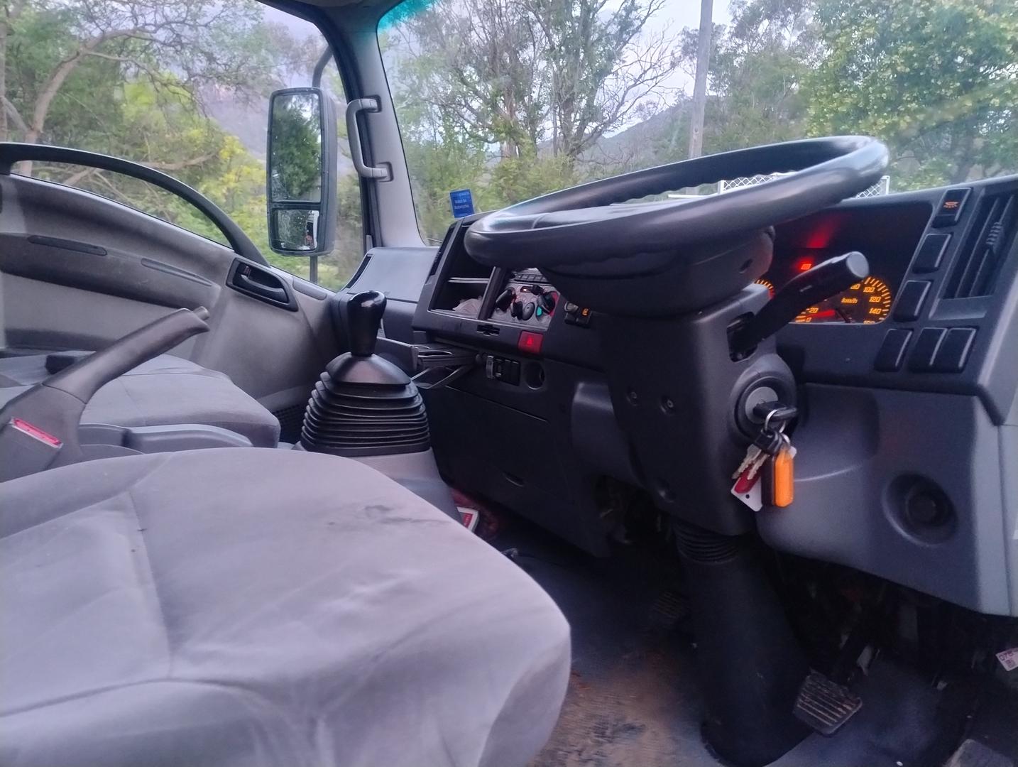 2011 ISUZU NPR NH 300 MEDIUM 6 SP MANUAL C/CHAS