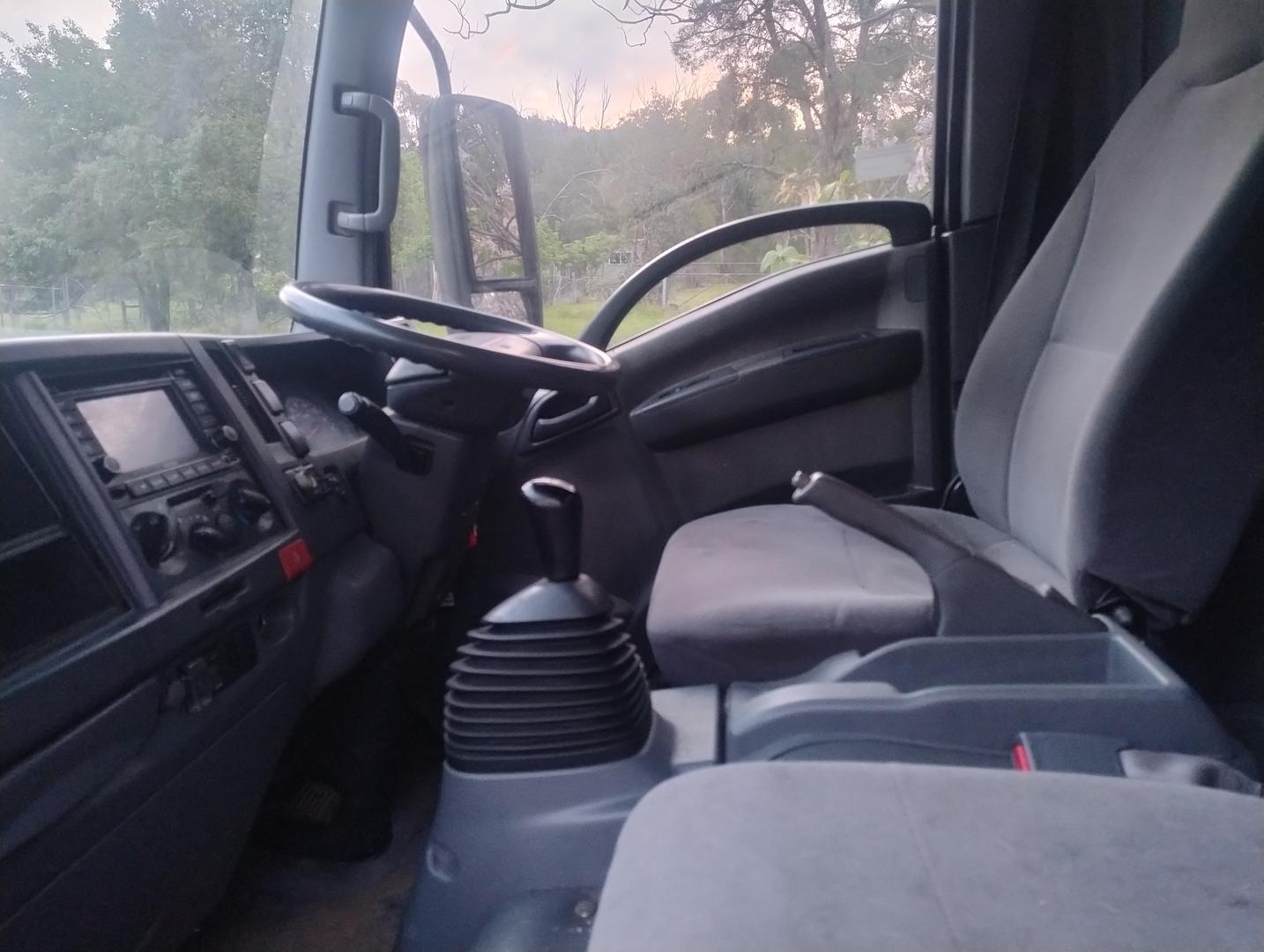 2011 ISUZU NPR NH 300 MEDIUM 6 SP MANUAL C/CHAS