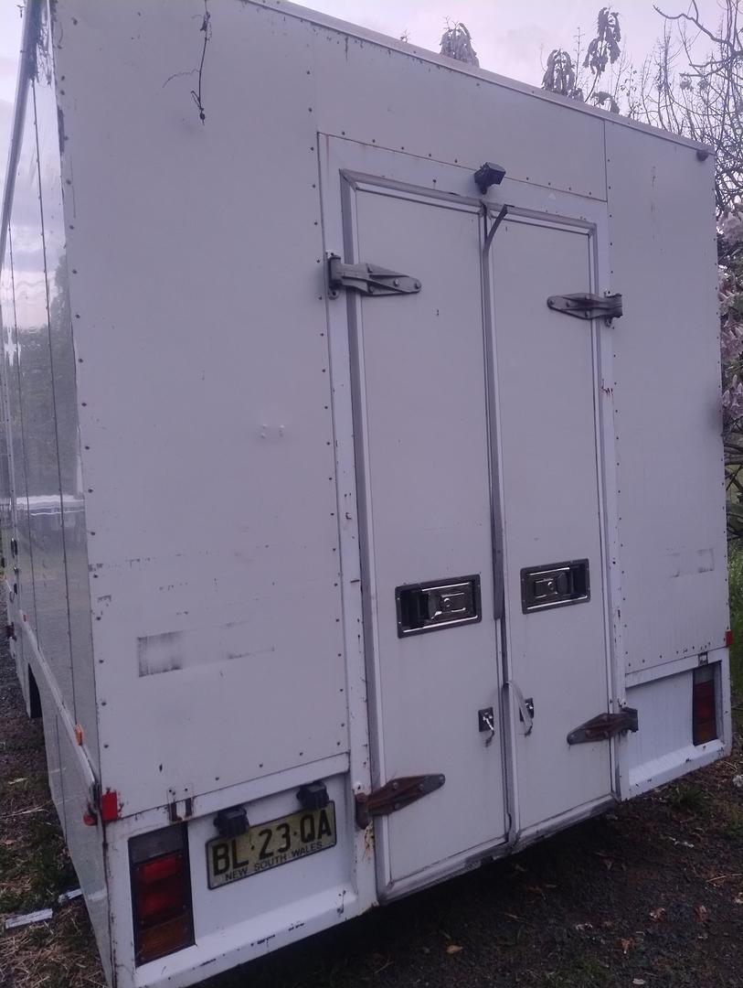 2011 ISUZU NPR NH 300 MEDIUM 6 SP MANUAL C/CHAS