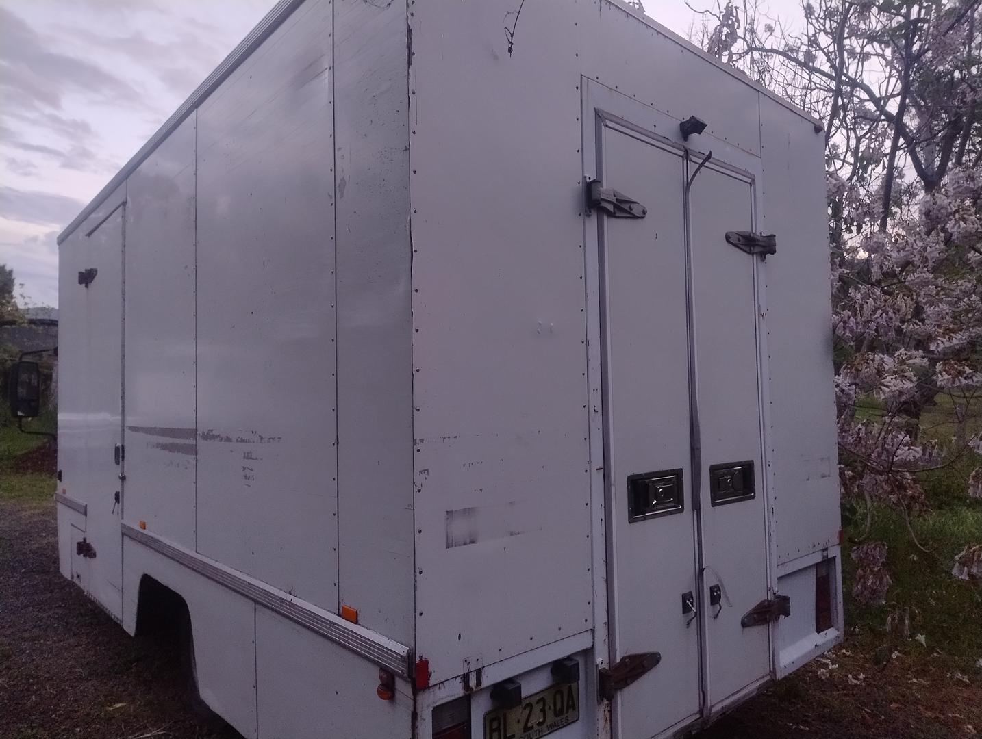 2011 ISUZU NPR NH 300 MEDIUM 6 SP MANUAL C/CHAS
